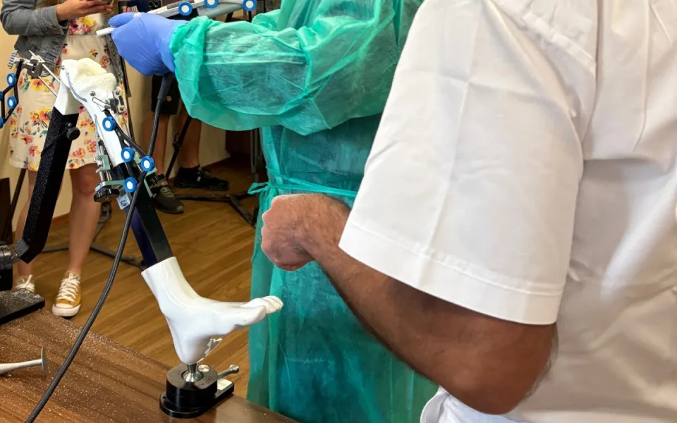 Lékaři v Brně povolají na sál nového robota. Pomůže s výměnou kolene