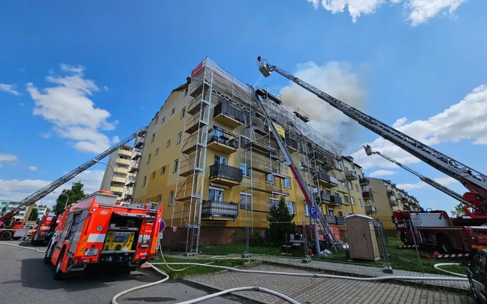 VIDEO: V Brně-Chrlicích hoří střecha bytového domu, hasičům pomáhají drony