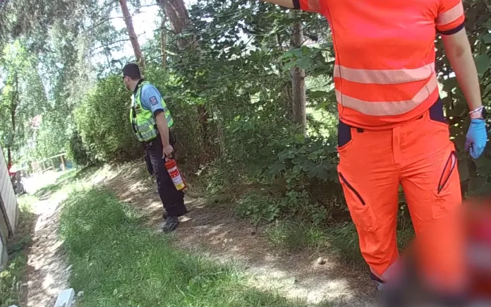 Plameny uvěznily seniora v domě. Život si zachránil skokem z balkonu