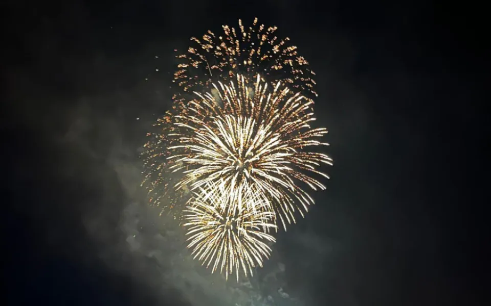 V Brně začal festival ohňostrojů. První show rozzářila nebe nad Špilberkem