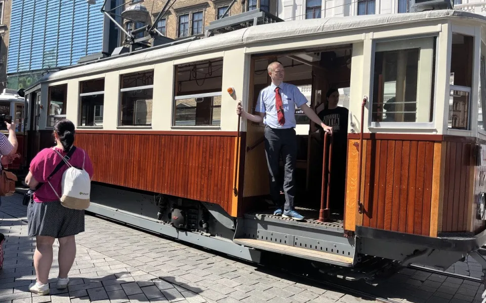 Dopravní nostalgie začíná. Brňané se mohou projet historickým autobusem i šalinou