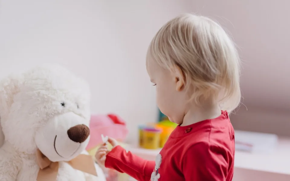 Tříletá dcera omylem uvěznila matku na balkoně v Brně, zachránili ji strážníci