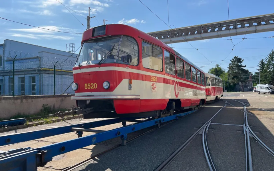 VIDEO: V dílnách brněnského dopravce opraví šest pražských retro tramvají