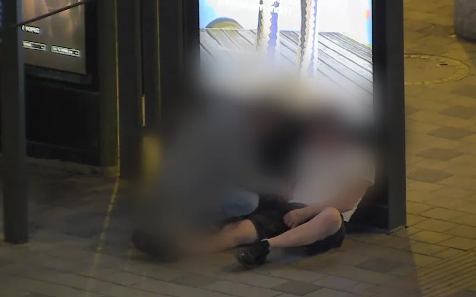 VIDEO: Kapsář si chtěl si přilepšit, na brněnském nádraží prošacoval opilce
