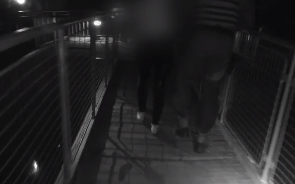 Žena chtěla skokem do Pryglu ukončit své trápení, zachránila ji ostraha kamer