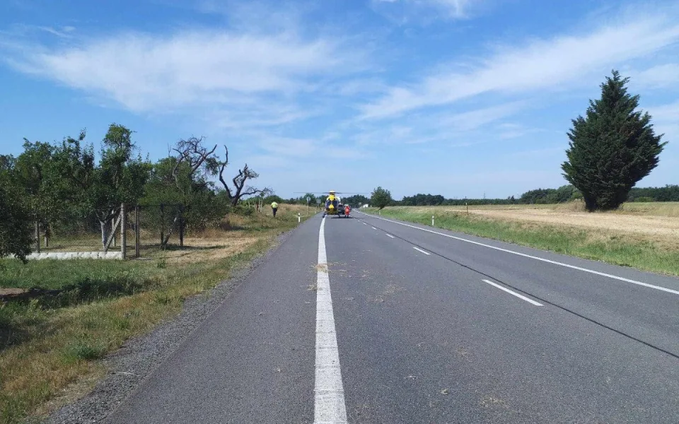 Motorkář zemřel po střetu s náklaďákem u Rohatce. Silnice I/55 je neprůjezdná