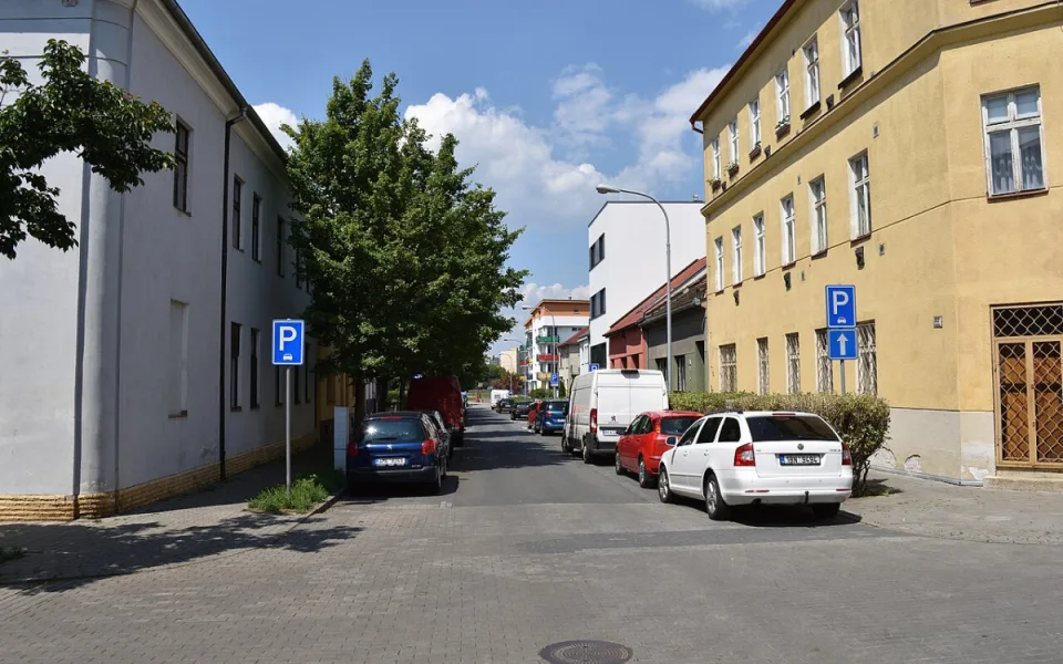 V Židenicích se parkuje v křižovatkách. Strážníci to neřeší, stěžuje si radnice