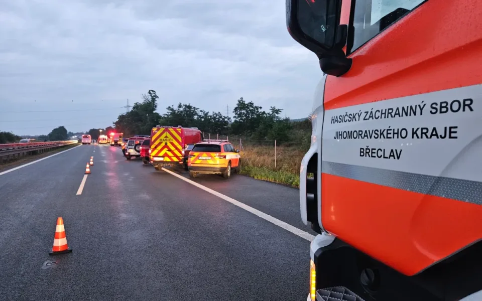 Na dálnici D2 se převrátil autobus, záchranáři ošetřili šest zraněných