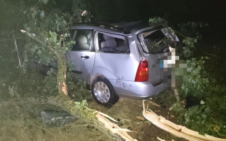 Večerní bouřky zaměstnaly hasiče, škola v Hustopečích přišla o kus střechy