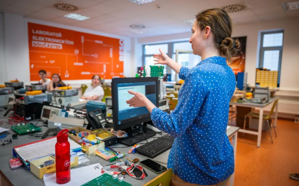 Brněnské VUT láká ženy do vývoje čipů, v technickém oboru jich je zatím jen hrstka