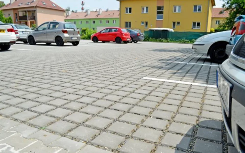 Poblíž vyškovské nemocnice přibylo přes šedesát nových parkovacích míst