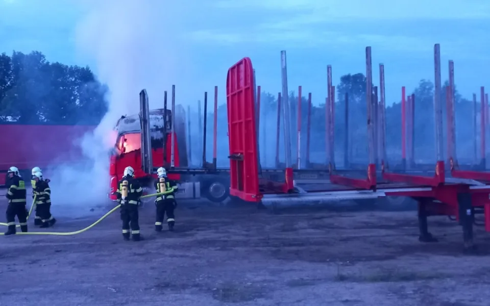 Jihomoravští hasiči byli povoláni k hořícímu kamionu. Škody dosahují několika milionů