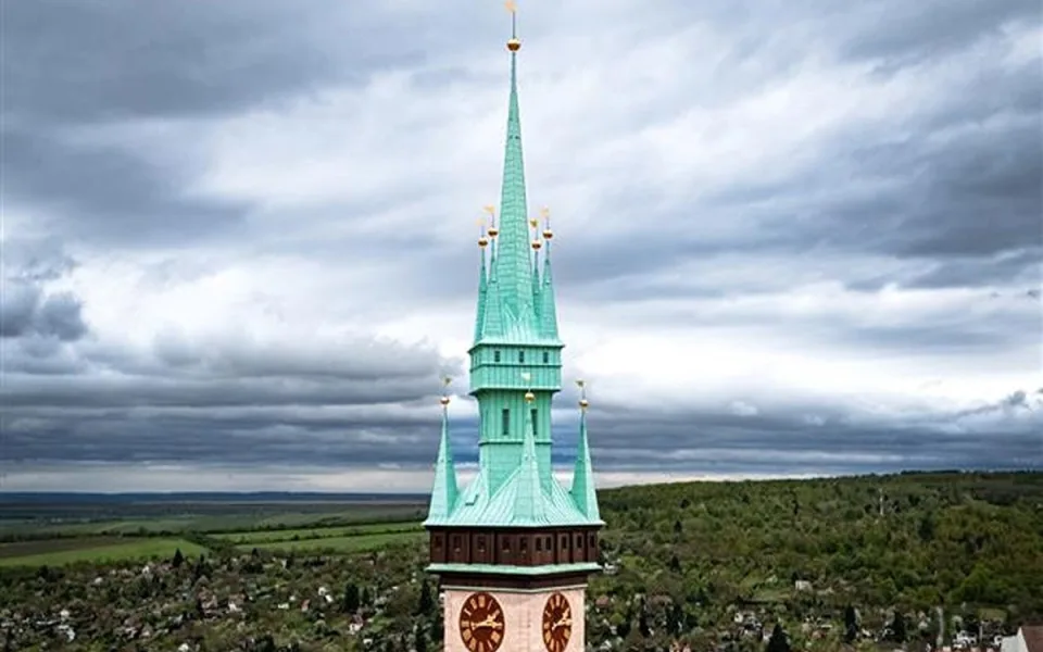 Rekonstrukce radniční věže ve Znojmě se protahuje. Otevře až s adventem