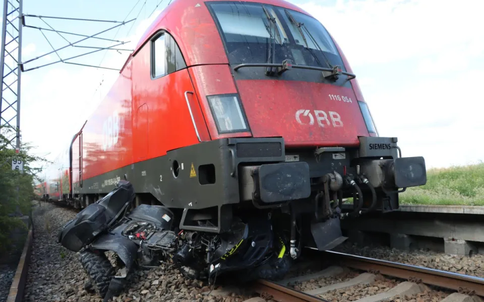 Dvojce uvízla se čtyřkolkou v kolejišti, vlak vozidlo smetl a vláčel 140 metrů