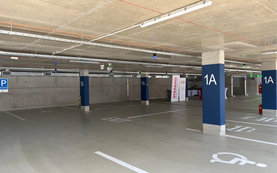 Veveří má nový parkovací dům. Nechybí bezpečnější místa pro ženy ani cykloboxy
