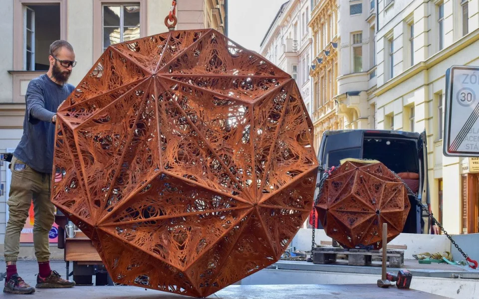 Cizí hvězdy září na Šilingráku. Brněnská venkovní galerie má novou sochu