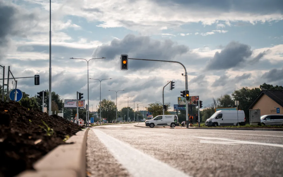 Silničáři po roce dokončili opravu čtyřpruhové Černovické ulice v Brně