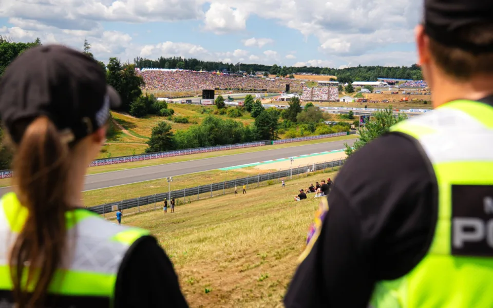Fanoušci motorek na okruh v Brně proudili od rána, příjezd byla bez