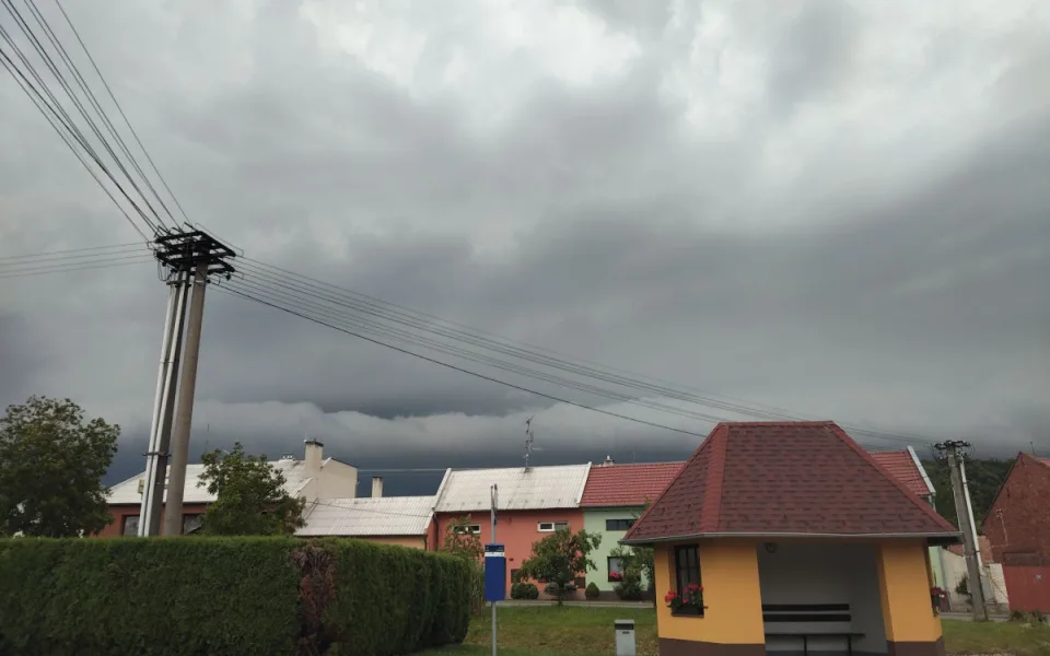 VIDEO: Jižní Moravu potrápil vítr. Strážníci řešili uvolněnou střechu i fasádu