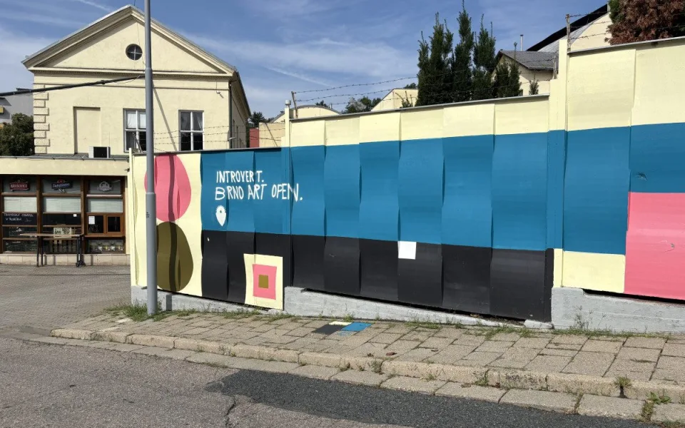 Sochy v Brně proměňují veřejný prostor v galerii. Netradiční procházka v okolí Žlutého kopce je přehlídkou současného umění