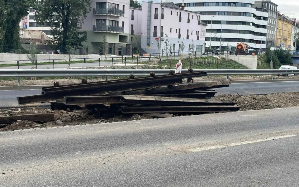 VIDEO: Vlečka z Poříčí dožívá. Koleje z výstaviště silničáři odstraní do konce srpna