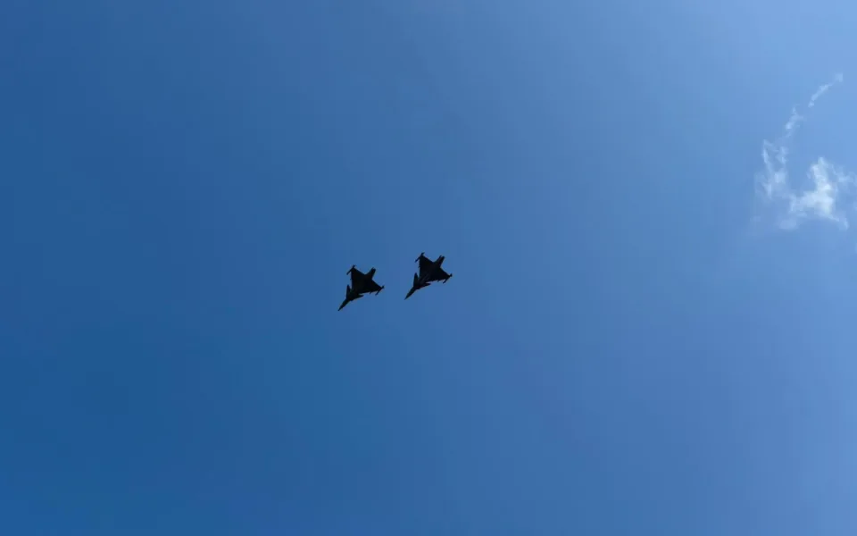 VIDEO: Nad Svoboďákem prolétly bojové vrtulníky a Gripeny