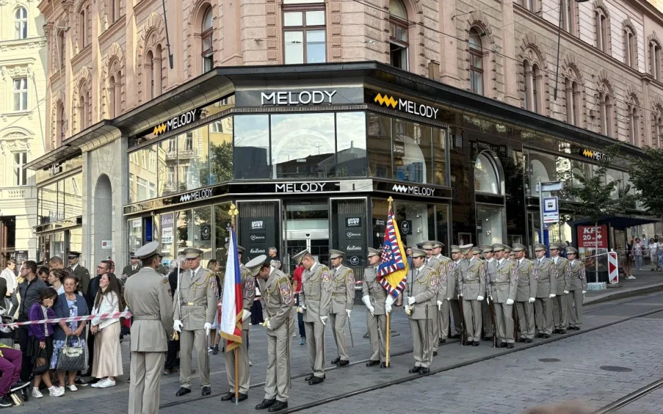 Vojenské letouny nad náměstím Svobody symbolicky vyprovodily absolventy Univerzity obrany