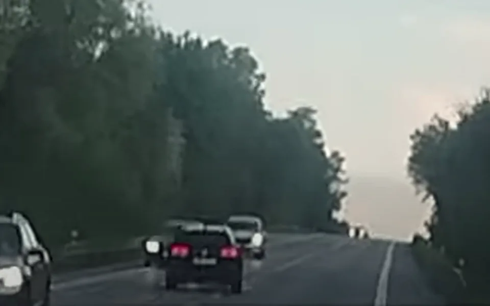 VIDEO: Nebezpečná jízda u Kuřimi.  Auto bez technické řídil zdrogovaný muž