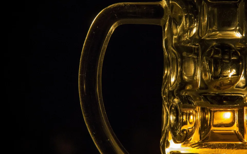 Senior napomenul chuligány v šalině, jeden ho praštil a druhý po něm hodil pivo