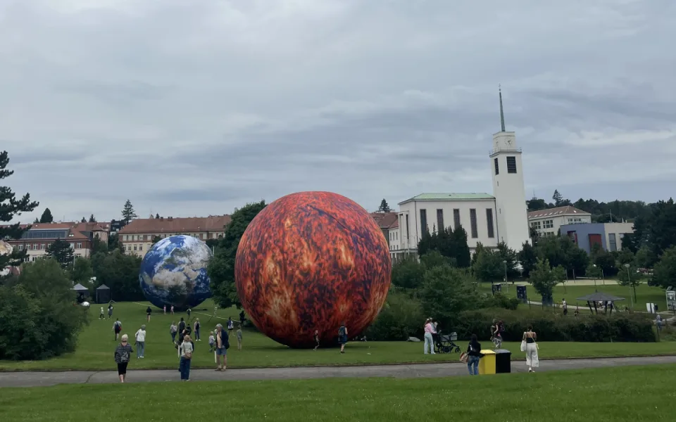FOTOGALERIE: Vesmír uprostřed Brna. Na Kraví hoře vystavují obří planety
