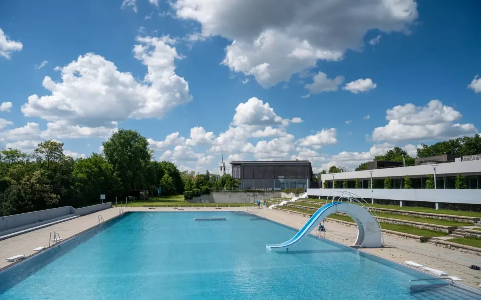 Chladný červenec vyhnal Brňany z koupališť, ovšem akvaparky se netrápí