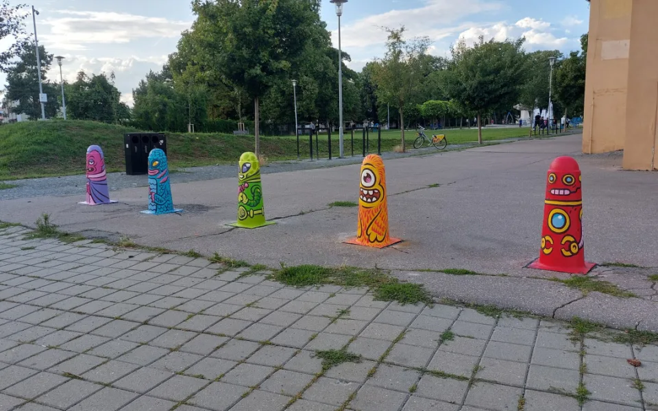 Židenice se mění v galerii. Známé popkulturní postavičky zdobí sloupky kolem školy