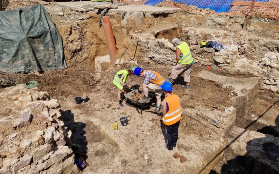 Archeologové pod budoucím koncertním sálem v Brně odkryli středověké domy