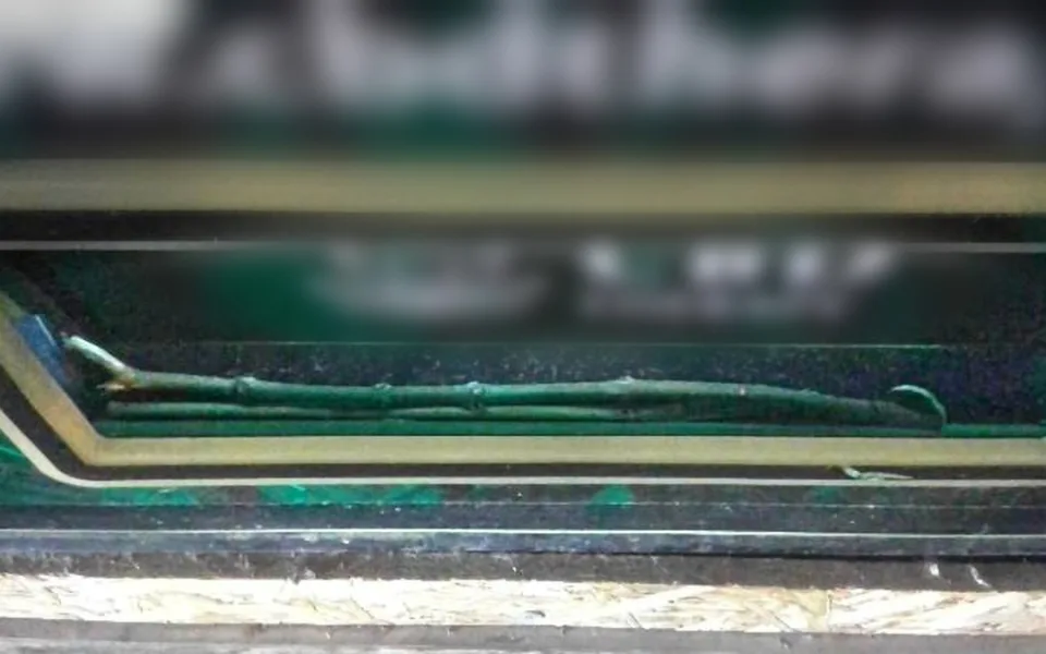 Mladík dobyl klacky výdejní automat. Ukradené zboží nabízel dál