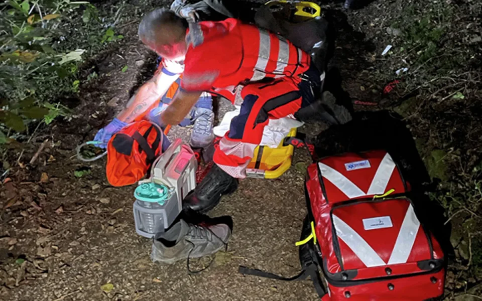 Zřítil se ze srázu a zlomil si nohu. Zraněného muže ve Znojmě zachránili kolemjdoucí