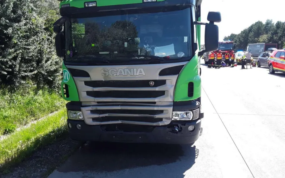 U Rebešovic se srazila tři auta. Kolize zastavila provoz na dálnici D2