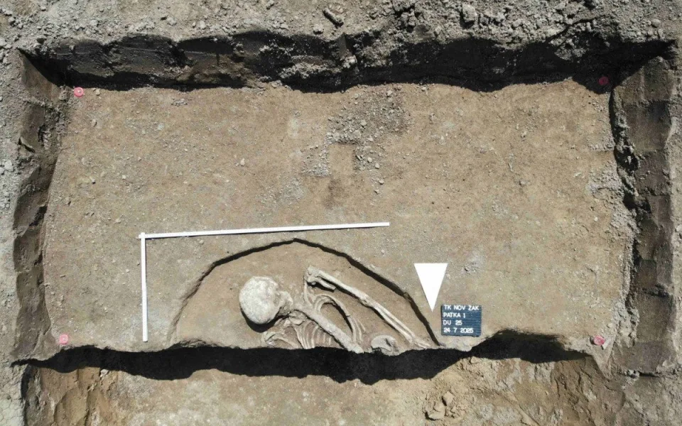Bagry odkryly dva pravěké hroby při stavbě archeologické základny na Znojemsku