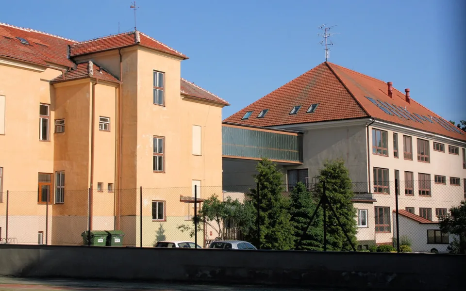 SŠ slavkov učebny za 98 mega