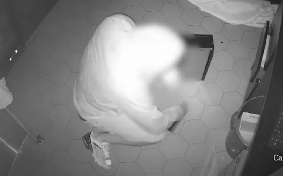 VIDEO: Dvojice se vloupala do restaurace v Brně. Byli na svobodě teprve pár měsíců