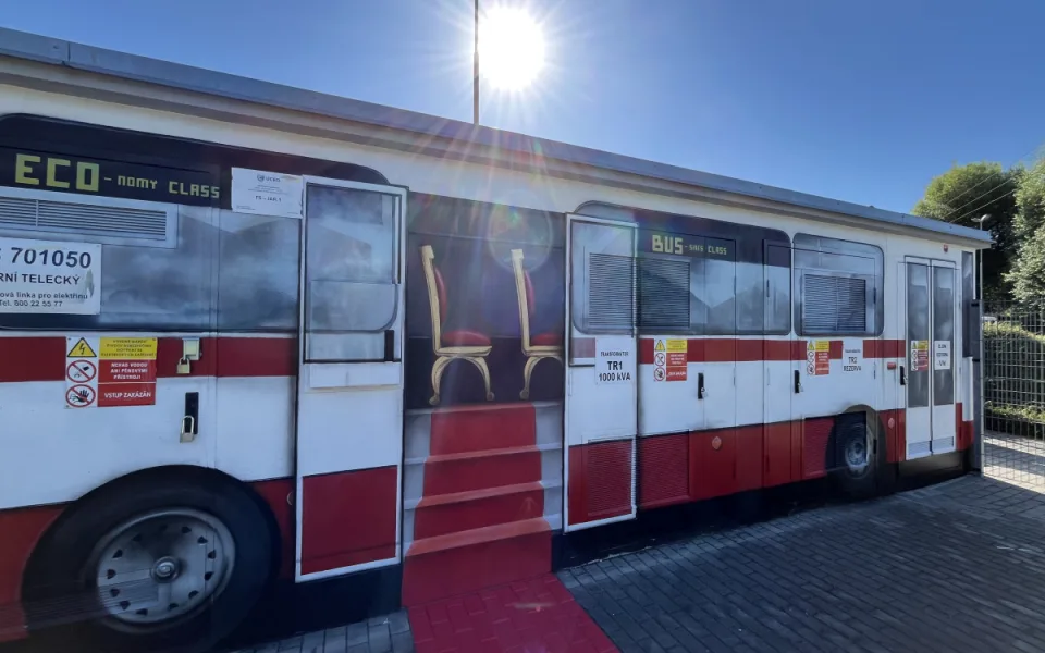 FOTO: Autobus, který nikam neodjede. Trafostanici v Brně proměnili v umělecké dílo