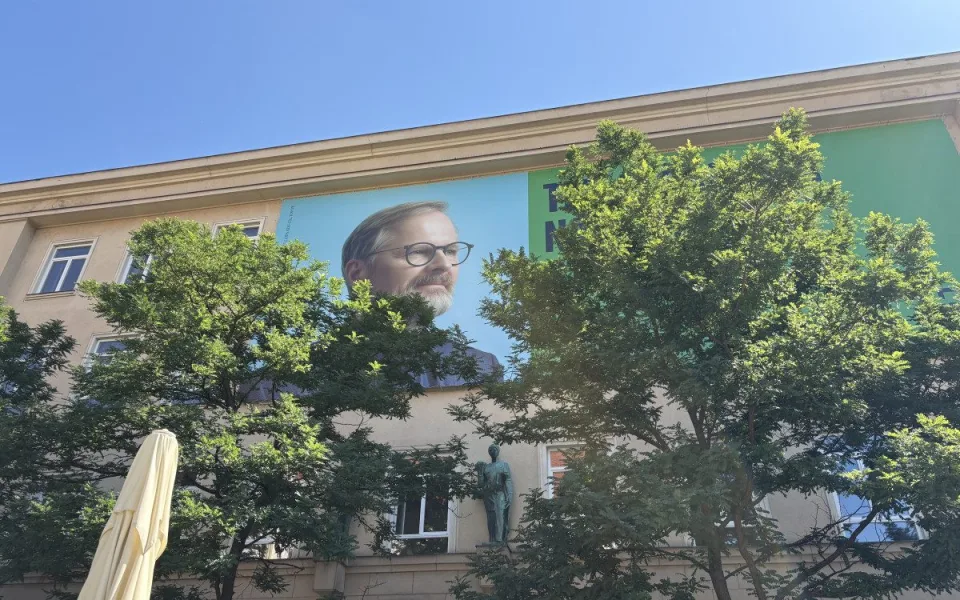 ANKETA: Fialův obří billboard rozděluje Brňany. Památkáři zuří, lidé se smějí