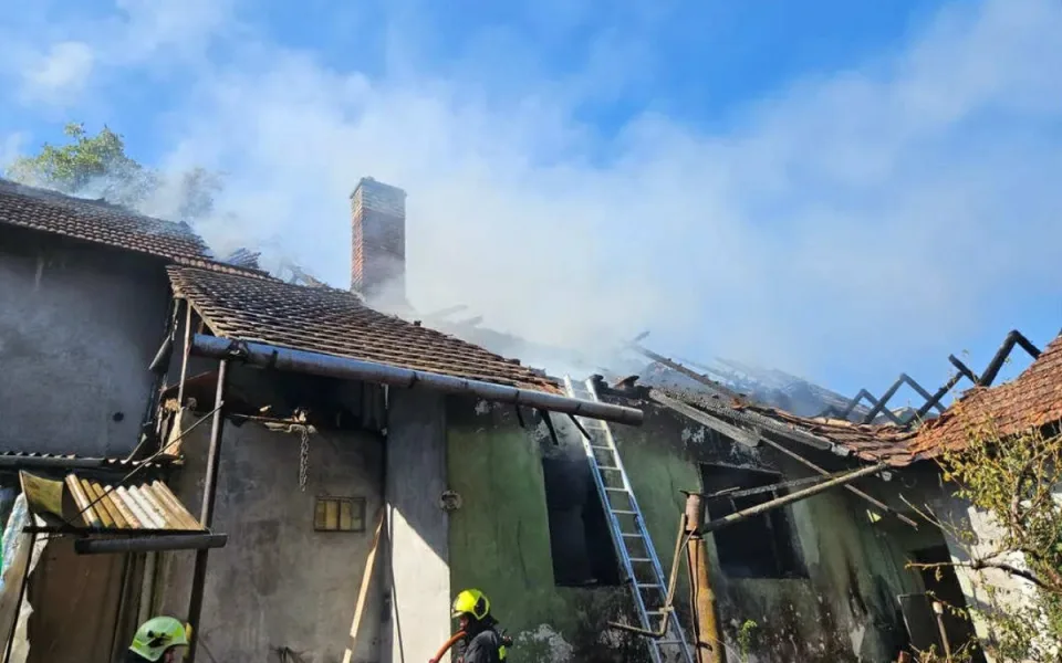 FOTO: Na Vyškovsku hořel rodinný dům. Dva lidé se zranili, na hasiče spadl trám