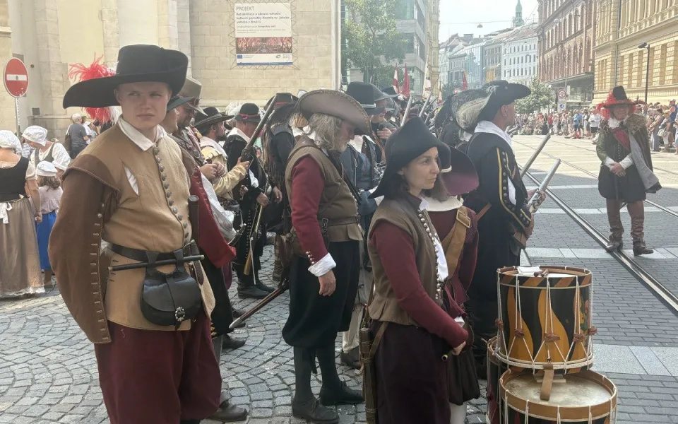 FOTO: Brnem prošla historická armáda. Průvod připomněl legendární středověké bitvy