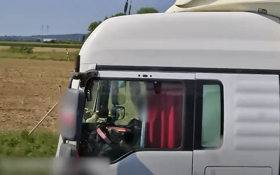 Šofér kamionu si u Brna dopřál oběd za jízdy, talíř položil na volant