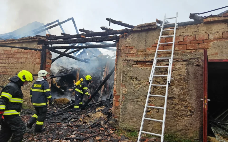 Ve Višnovém na Znojemsku hořela stodola. Škoda je zatím kolem milionu a půl