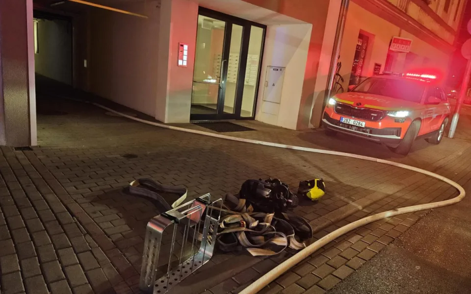 Požár bytu v Křenové ulici uvěznil ženu na balkoně, vyvedli ji hasiči