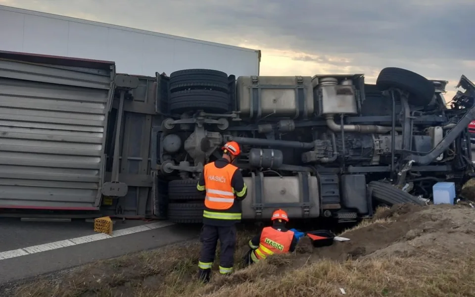 Na Vyškovsku se srazily dva kamiony, zablokovaly silnici první třídy