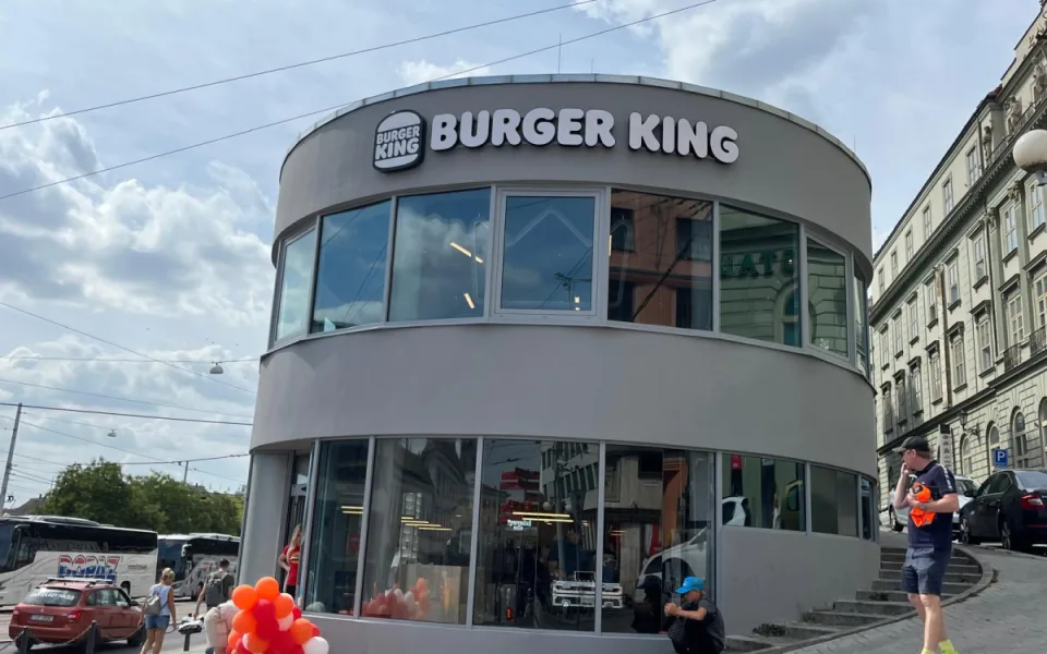 Lidé v Brně opět zavítají do funkcionalistické ikony u nádraží. Dají si tam burger