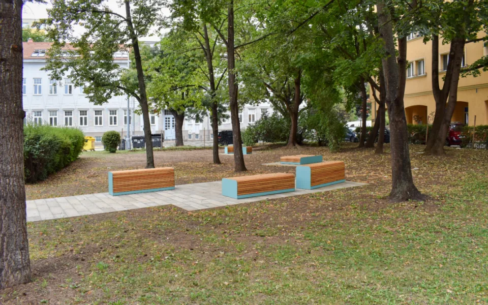 Park před gymnáziem na Vídeňské ožil. Přibyly stromy, lavičky i místo pro relax