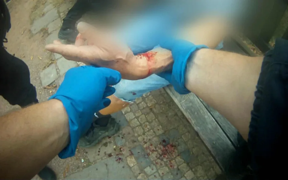 Padesátník v Brně si u kostela podřízl žíly. K sebevraždě ho dohnaly minulé zločiny